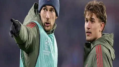 TES战队夺冠捷报：赛场语音沸腾，BLG逆境翻盘，荣耀加冕！