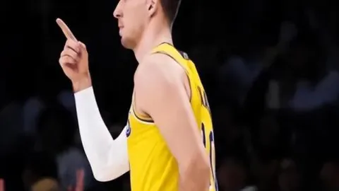 神秘生物钓获：冰洞垂钓奇遇引发热议