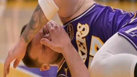 无人机照亮“大莲花”，国足同场助力夜空璀璨